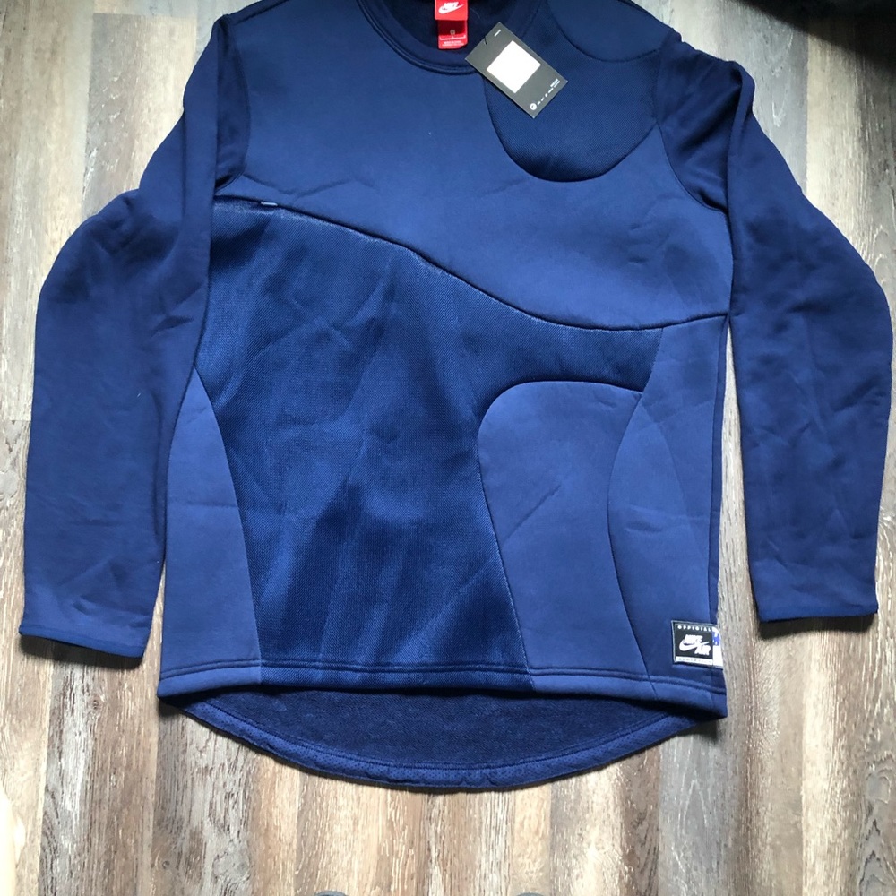 Men’s or women’s NWT Nike pullover size large